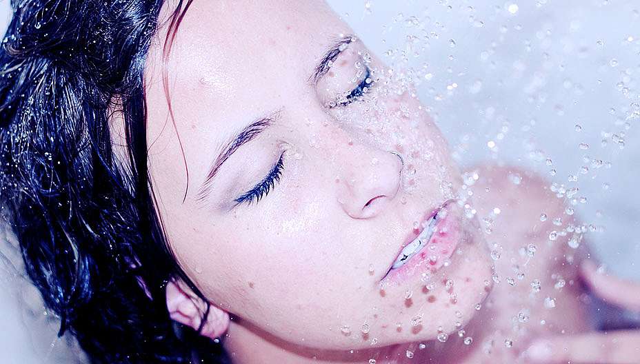 אישה שוטפת פנים