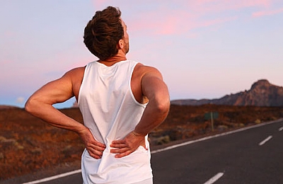 גבר עם כאבי גב תחתון