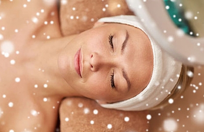 אישה שוכבת עם מגבת על הראש ועוצמת עיניים