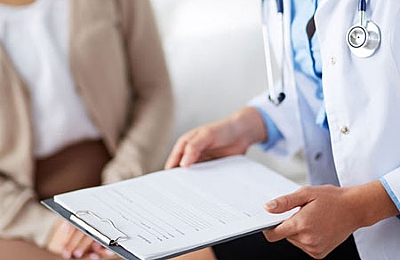 רופא עם טופס