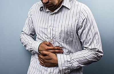 גבר סובל מכאבי בטן