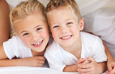 שני ילדים מחייכים