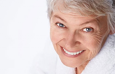 אישה מבוגרת מחייכת