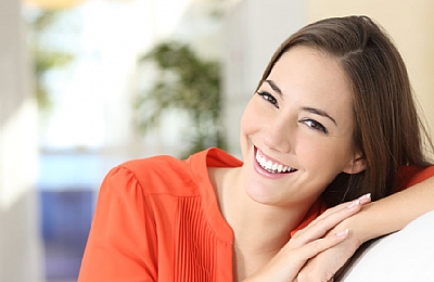 אישה מחייכת