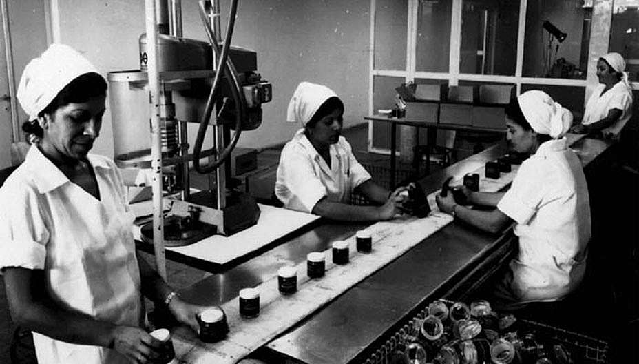 תמונה ישנה בשחור לבן של מפעל כצט