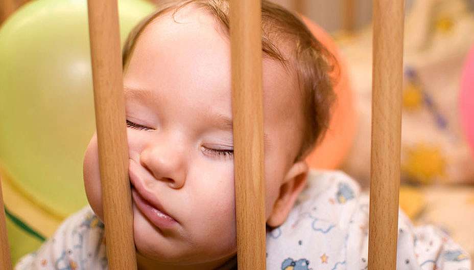 התינוק לא נרדם בלילה? מדריך מקיף להורים מתוסכלים