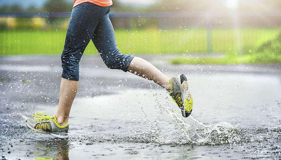 החורף כבר כאן - אישה עושה פעילות גופנית בגשם