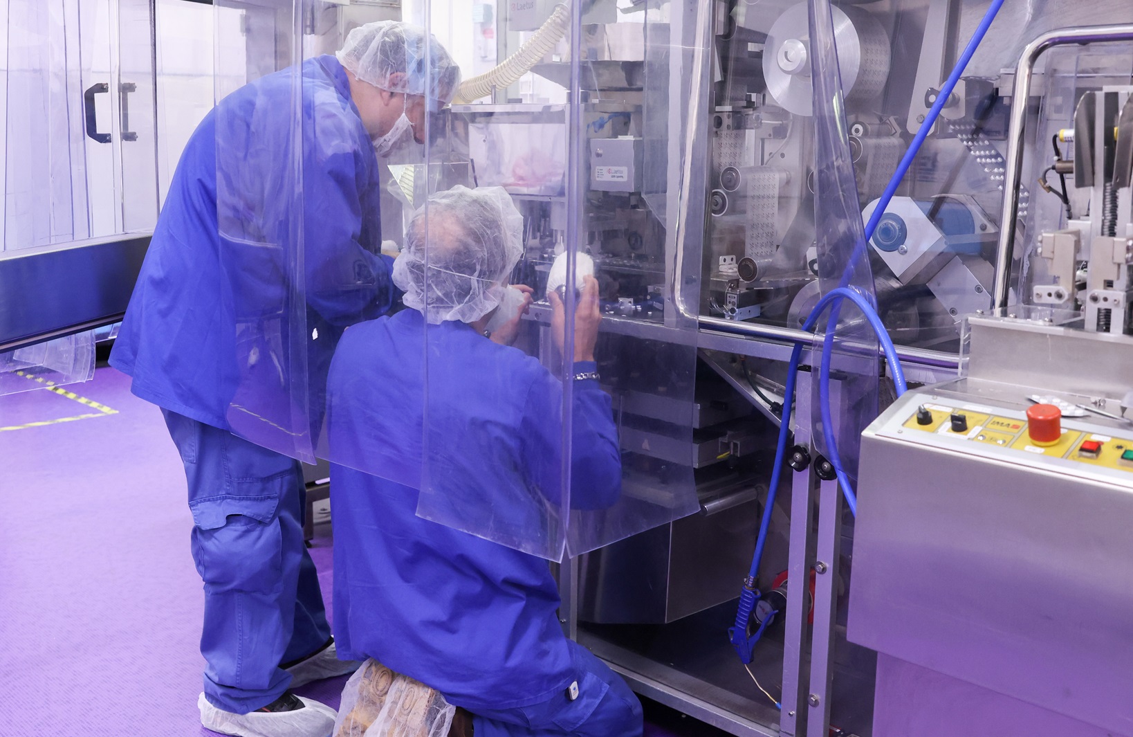 שני מדענים בעת ייצור מוצרים